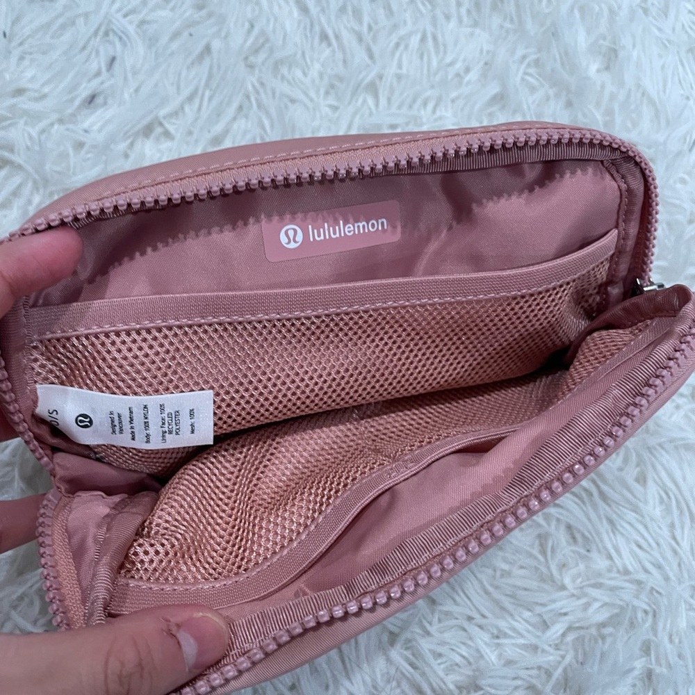NWT lululemon everywhere belt bag pink pastel - Picture 3 of 4